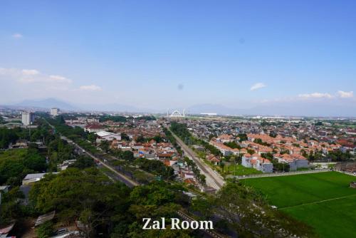 una vista aérea de la ciudad de zilrón en AzzaRoom panoramic, en Bandung
