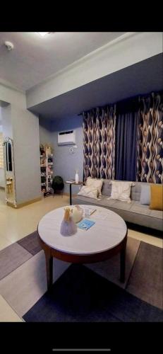Posezení v ubytování 1BR with extra room at One Regis- Megaworld
