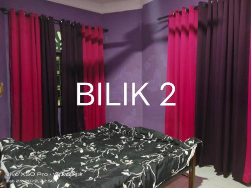 een slaapkamer met rode en zwarte gordijnen en een bed bij D’sireh homestay in Sik