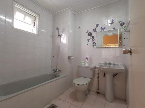 een badkamer met een toilet, een wastafel en een bad bij Green Hill Tanah Rata Cameron Highland in Tanah Rata