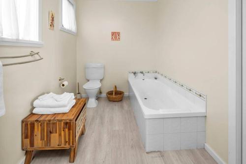 e bagno con vasca, servizi igienici e lavandino. di Sea Breeze Cottage - Convenient! a Bicheno
