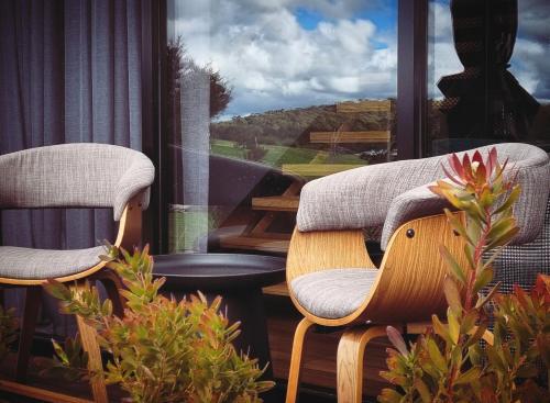 Habitación con 2 sillas, mesa y ventana en Murdoch + Luxury + Experience en Lebrina