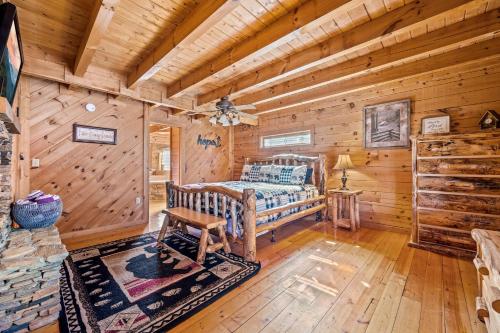 Зона вітальні в Bearfoot Pines - True Log Cabin - Wifi, Fishing, Deck with views! - Mins to PF