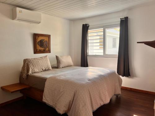 uma cama num quarto com uma janela e uma cama sidx sidx em Fare Mihiau em Hauru