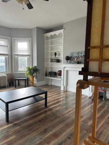 sala de estar con mesa y chimenea en Wonderful West Philly Apt, en Filadelfia