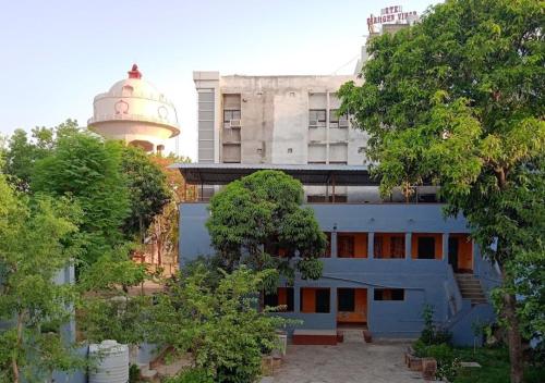 un edificio con una torre de reloj encima en Hotel Kameshwar Rajgir, en Rajgir