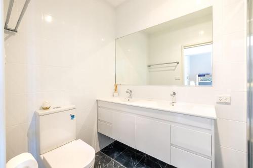 Ένα μπάνιο στο Birubi First Wave, 45a Ocean Ave - pet friendly, waterfront, waterviews, air con, Wi-Fi