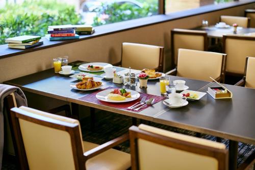 una mesa con platos de comida en un restaurante en Shiba Park Hotel, en Tokio
