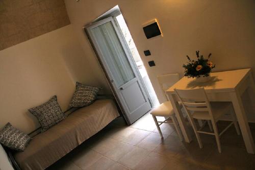 a room with a couch and a table and a door at La Papagna Dimora Storica in Palagianello