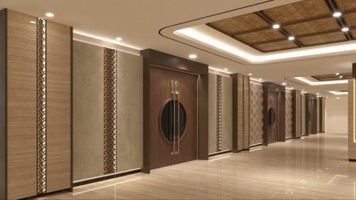 una fila di porte dell'ascensore in un edificio di Platinum Hotel Jimbaran Beach Bali a Jimbaran
