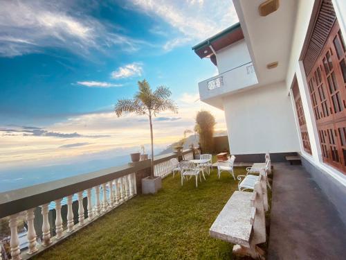 een balkon van een huis met uitzicht op de oceaan bij Srilak View Holiday Inn in Haputale