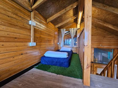 Zimmer mit 2 Betten in einem Blockhaus in der Unterkunft Himalayan Havenwood in Mukteswar
