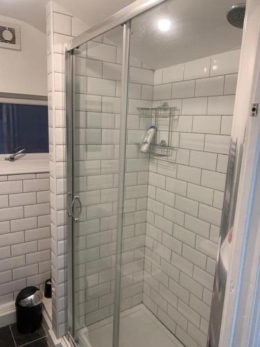 W łazience znajduje się prysznic ze szklanymi drzwiami. w obiekcie Arden Street w mieście Gillingham