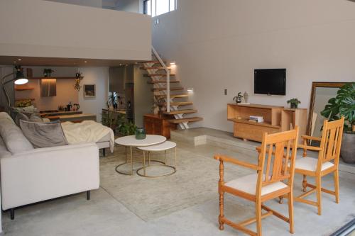 sala de estar con sofá y mesa en Oranje Meul, en Paarl