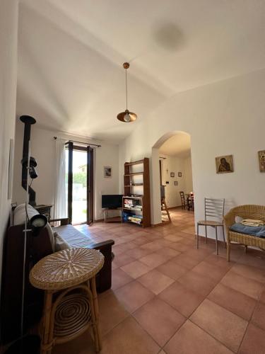- un salon avec un canapé et une table dans l'établissement Casa Vacanze "Dimora Quercia" - Appartamento "Quercia", à Montefalco