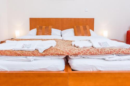 Postel nebo postele na pokoji v ubytování Zámek Křtiny