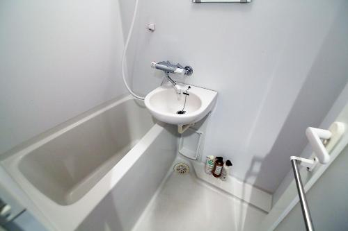 y baño con lavabo y bañera. en SQ) SHIBUYA HOUSE, en Tokio