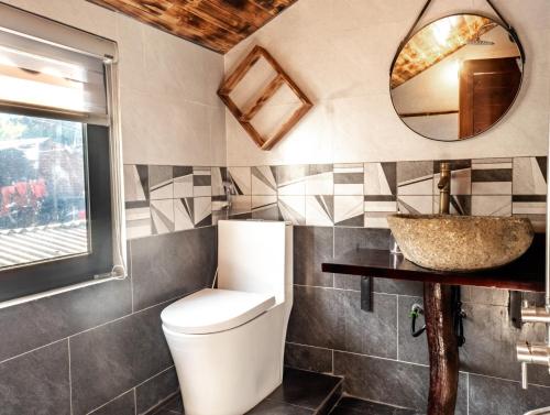 La salle de bains est pourvue de toilettes et d'un lavabo. dans l'établissement Wild Apple homestay, à Sa Pả