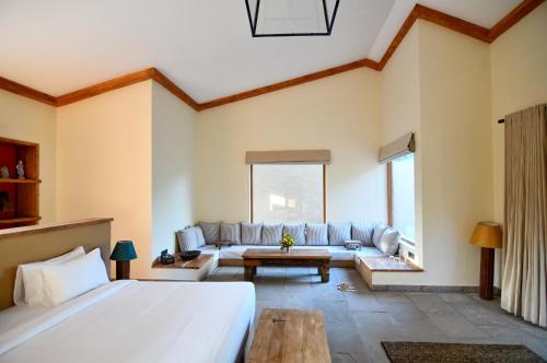 1 dormitorio con 1 cama grande y 1 sofá en Anopura Jaipur en Jaipur