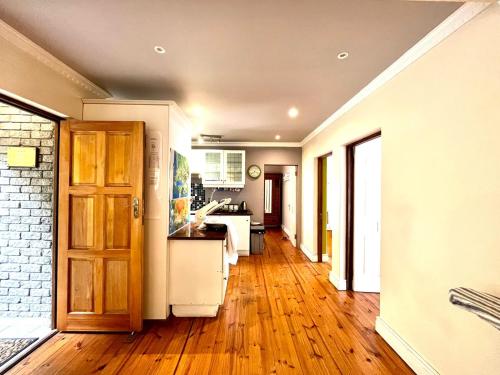 Dapur atau dapur kecil di Bluebottle Guesthouse