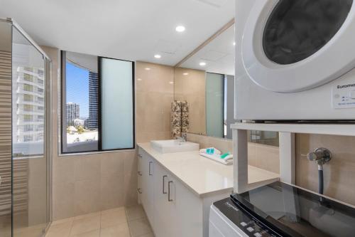 y baño con lavabo y espejo. en Pacific Resort Broadbeach, en Gold Coast