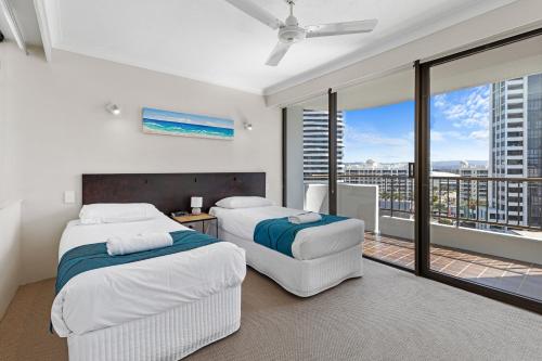 1 dormitorio con 2 camas y balcón en Pacific Resort Broadbeach, en Gold Coast