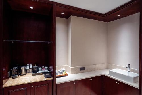 a small kitchen with a sink and a counter at Yancheng Shuicheng Hotel in Yancheng