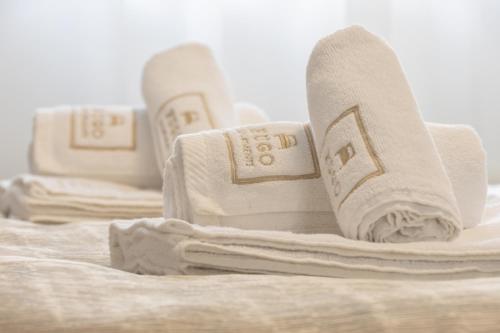 un gruppo di asciugamani bianchi su un letto di Hugo apartments a Zagabria