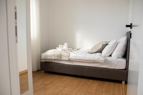 Ένα ή περισσότερα κρεβάτια σε δωμάτιο στο Hugo apartments