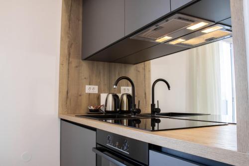 Η κουζίνα ή μικρή κουζίνα στο Hugo apartments