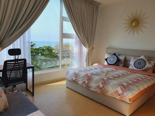 Llit o llits en una habitació de F18 Beachfront Balcony Seaview massage chair condo