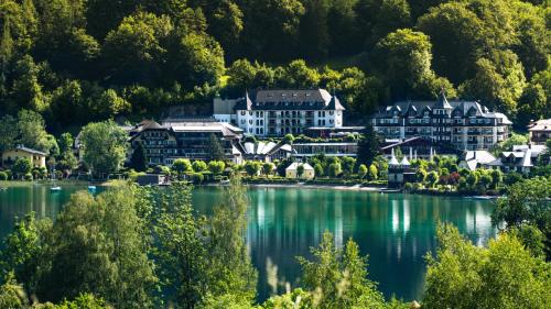 uma pequena cidade na margem de um lago em Ebner's Waldhof am See Resort & Spa em Fuschl am See