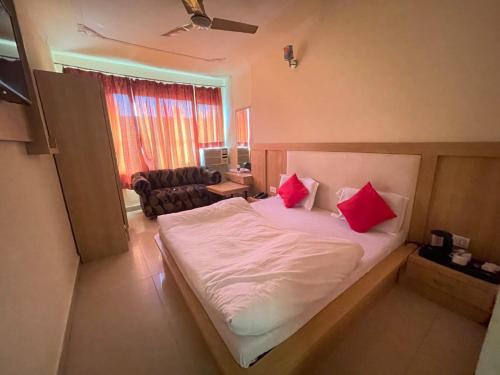 Giường trong phòng chung tại Hotel Himgiri Pakki Daki