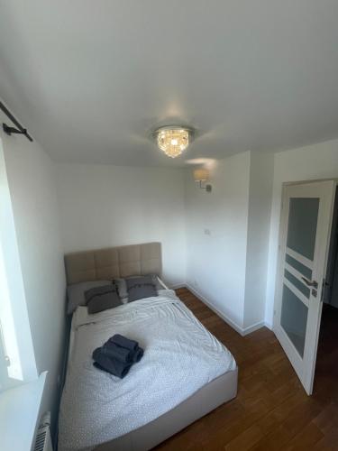 1 dormitorio con 1 cama con luz en el techo en Apartament Szczytno II en Szczytno