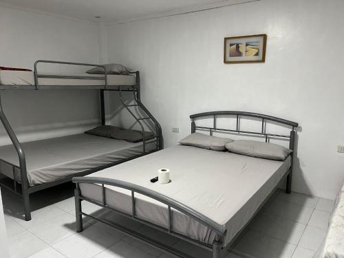מיטה או מיטות קומותיים בחדר ב-Nolina's Transient Rooms - Alaminos, Pangasinan