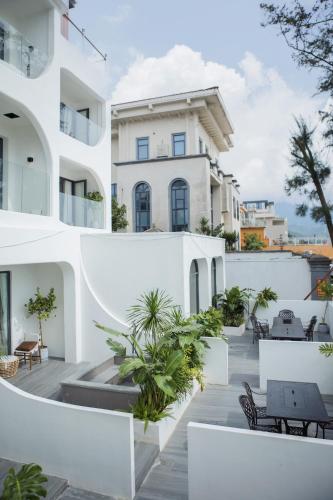 a view of the courtyard of a white building at Shenzhen Semporna Beach Sea View B & B - 深圳较场尾仙本那沙滩海景民宿 in Shenzhen