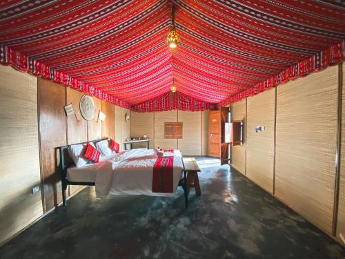 Postel nebo postele na pokoji v ubytování SAMA Al Areesh Desert Camp