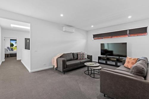 Edgewater on Irvineにあるテレビまたはエンターテインメントセンター