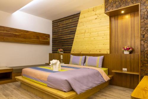 a bedroom with a large bed in a room at Tamnanpar Resort in Ban Phe