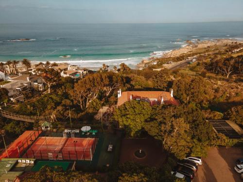 een uitzicht over een strand met uitzicht op de oceaan bij Camps Bay Retreat Hotel in Kaapstad