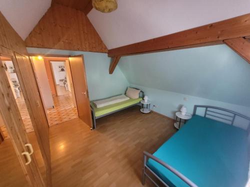 Ein Bett oder Betten in einem Zimmer der Unterkunft Casa Carolina Rumänisches Restaurant & Pension