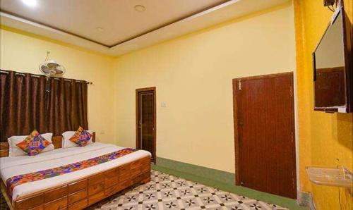 a bedroom with a large bed in a room at FabExpress Golden Imperial - Nr Gariyahat Market in Taliganja