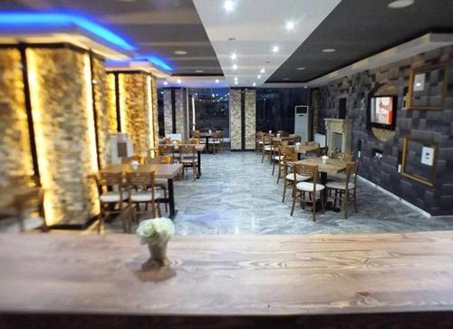 - un restaurant avec des tables et des chaises dans une salle dans l'établissement Koc Hotel, à Karasu