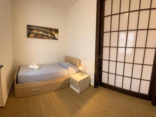 1 dormitorio con 1 cama y 1 lámpara en una mesa en Villa Ambra B&B Siviglia, en Vermezzo
