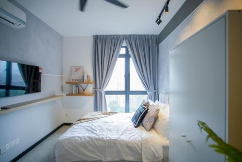 een slaapkamer met een bed en een groot raam bij Neu Suites Jalan Ampang @ KL in Kuala Lumpur