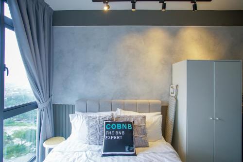 een slaapkamer met een bed met een bordje erop bij Neu Suites Jalan Ampang @ KL in Kuala Lumpur