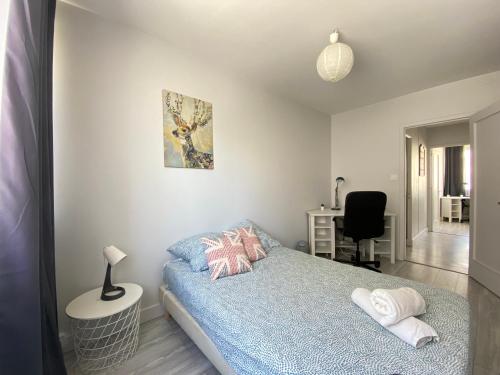 une petite chambre avec un lit et un bureau dans l'établissement Cosy, spacieux avec 3 chambres et espaces de travail - Pres Bas, à Clermont-Ferrand