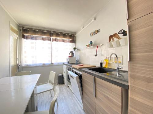 une cuisine avec un évier et un plan de travail dans l'établissement Cosy, spacieux avec 3 chambres et espaces de travail - Pres Bas, à Clermont-Ferrand