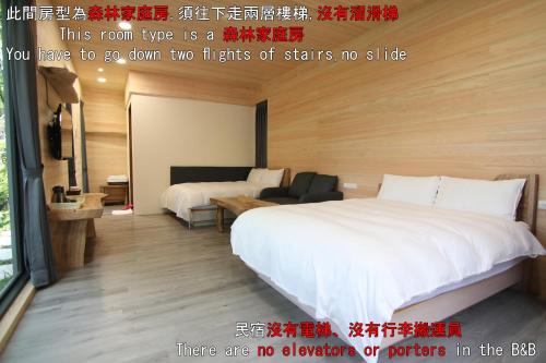 une chambre d'hôtel avec un lit et une chambre avec deux lits dans l'établissement Chingjing Abin Minshuku, à Renai