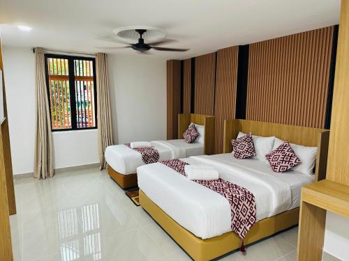 1 Schlafzimmer mit 2 Betten und einem Fenster in der Unterkunft Cozy Hotel@ KL Sentral in Kuala Lumpur